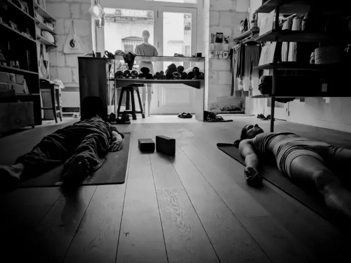 2 élèves en Savasana à la fin d'un cours de Camille Lagrange à la boutique Yoga Searcher de Bordeaux